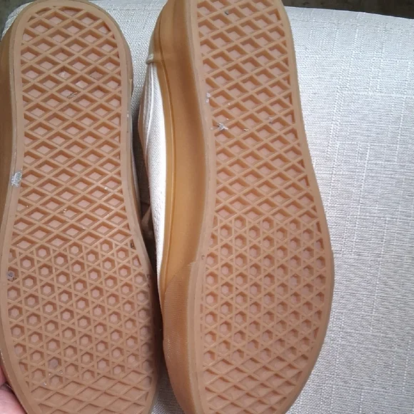 Vans Men’s Off-White Canvas Low-Top Sneakers with Gum Sole - Picture 4 of 10